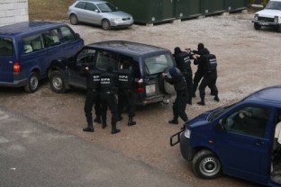 Zbog neovlaštene proizvodnje i prometa opojnim drogama lišene slobode dvije osobe