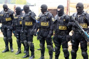 Због неовлаштене производње и стављање у промет опојних дрога  лишена слободе два лица