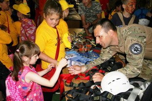 Kid`s Festival 2014/Police Day: SIPA SSU Teaching Children Mountaineering Basics
