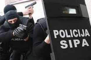 СИПА лишилa слободе лице иницијала М.К. због организованог криминала, царинске и порес
